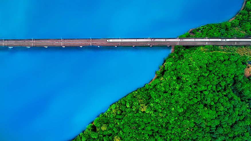 Between Green And Blue, Guanghui Gu – Segundo premio 29º concurso fotográfico “Caminos de Hierro”